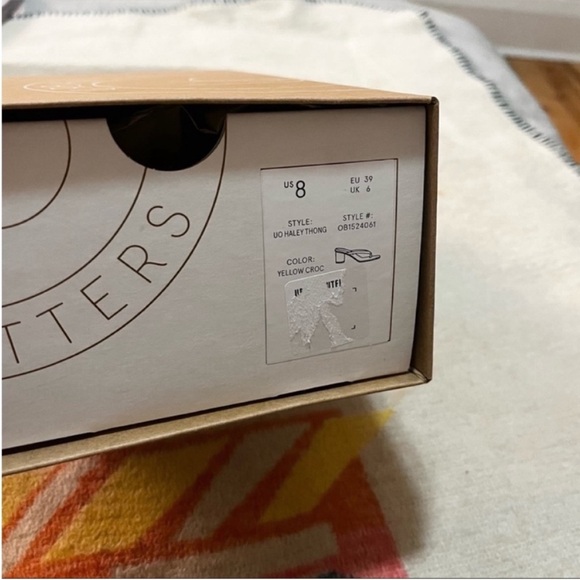 NWT. Urban Outfitters Round Heel Thong Sandals. NEW IN BOX - Picture 7 of 7